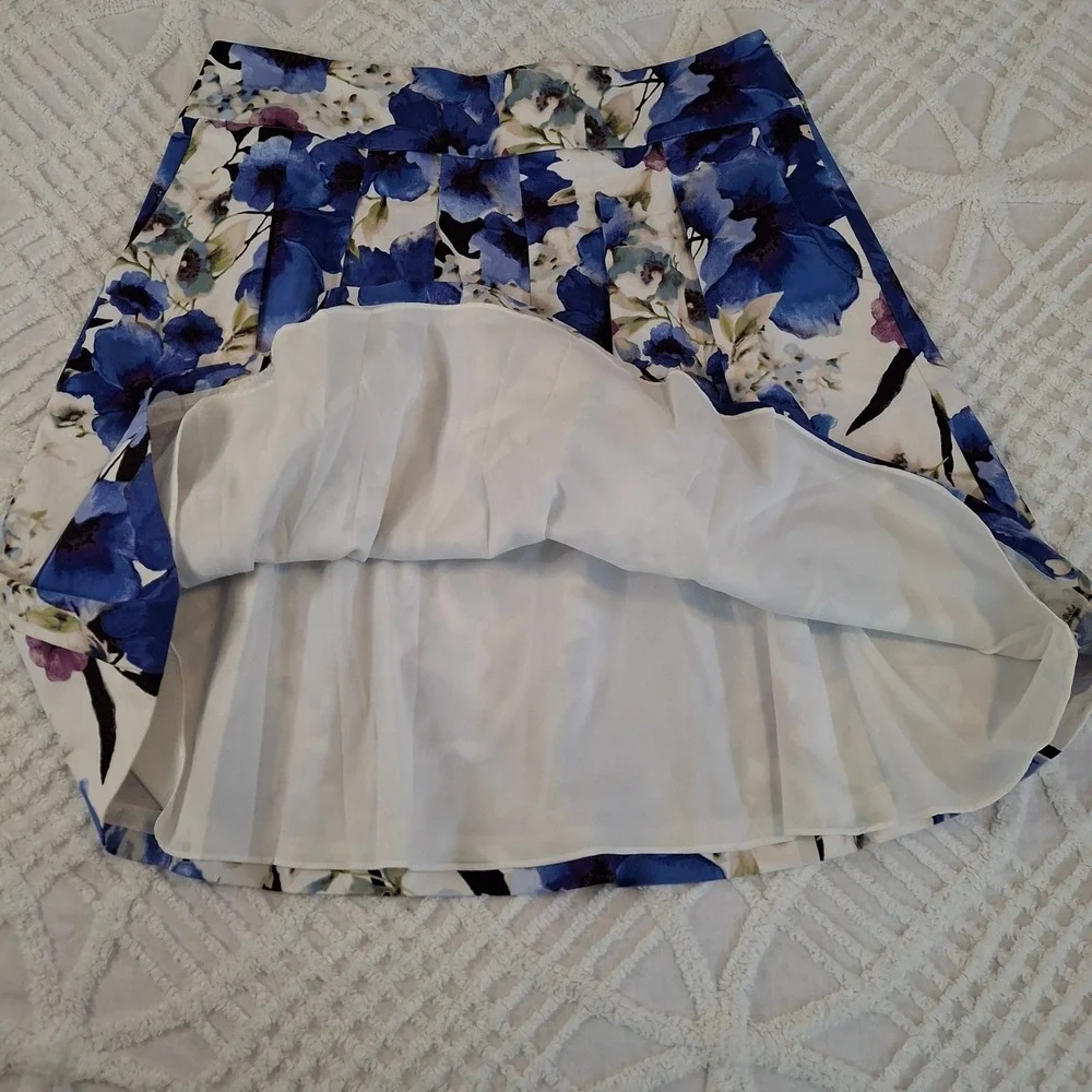 White House Black Market Women's Size 8 Floral Pleated Skirt Blue White Pockets